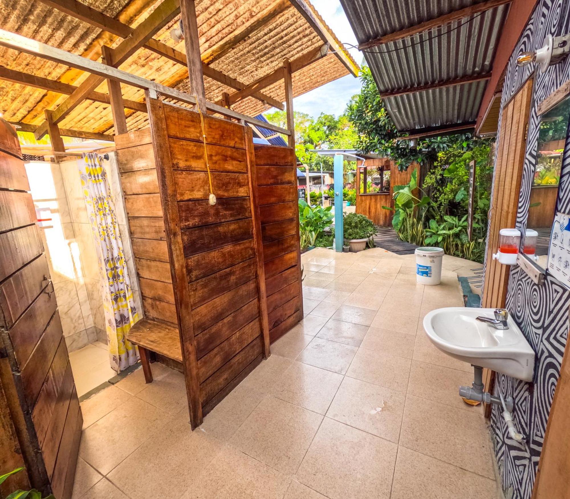 Hostel Casa De Las Palmas Tours Leticia Exterior photo